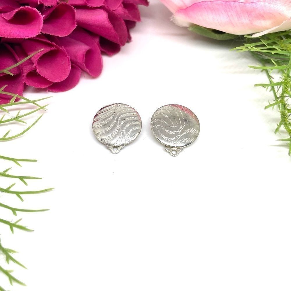 VINTAGE⚜️RETRO Textured Silver Button Clip Earrings - Picture 3 of 8